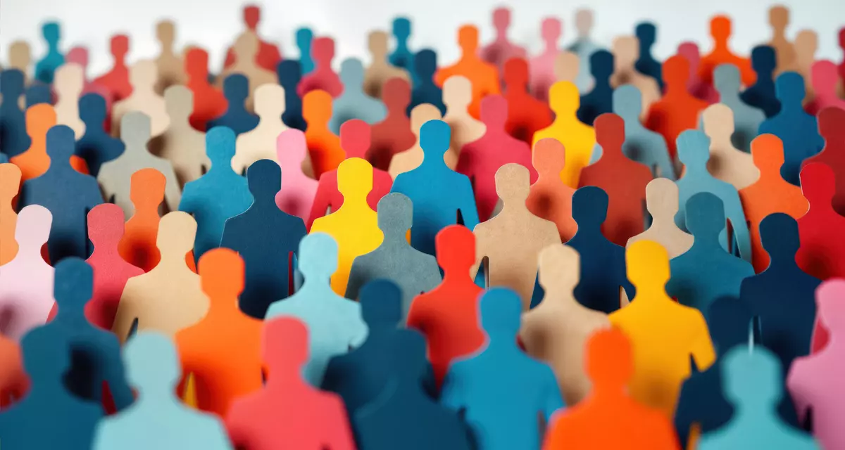 Symbolbild: Menge aus bunten Figuren. Foto: Adobe Stock | Pete, KI-generiert